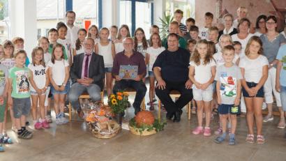 Bild: weu
Rektor Norbert Simeth (vordere Reihe Mitte) nahm den Dank und die Zukunftswünsche der Schulfamilie, von Bürgermeister Johann Graßl (vordere Reihe links) und Pfarrer Markus Urban (vordere Reihe rechts) entgegen. Lehrerin Monika Hödl (hintere Reihe Fünfte von rechts) gestaltete mit den Kindern eine würdige Abschiedsfeier.