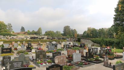 Bild: bsc
Eine „Hausaufgabe“ für die Sommerpause: Für die geplante Urnenanlage im Friedhof bat Bürgermeister Gottfried Härtl die einzelnen Fraktionen um Vorschläge, hinsichtlich der späteren Aufmachung und Ausstattung.