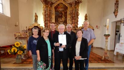 Bild: bej
Zusammen mit Gattin Maria (links) freute sich Alois Baumer über die Auszeichnung mit der Bischof-Johann-Michael-Sailer-Medaille.