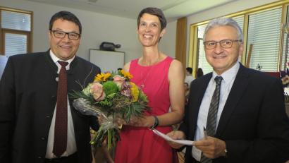 Bild: Hirsch
Bürgermeister Thomas Falter (links) und Schulleiter Gerharf Süß (rechts) verabschiedeten Konrektorin Susanne Muffert. (Mitte) Bild: Hirsch