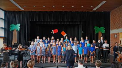 Bild: twi
Der Chor der 6. Klassen mit der "Perfekten Welle"