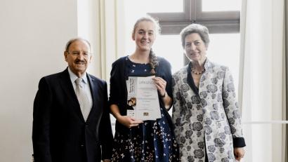 Bild: Andreas Gebert/StMUK
Reinhold Bocklet und Elfriede Ohrnberger (rechts) zeichnen beim Schülerlandeswettbewerb „Erinnerungszeichen“ Christine Greger vom Kepler-Gymnasium aus.