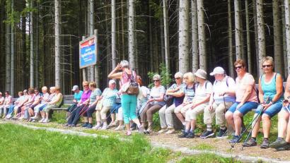 Bild: rgr
Wer fleißig auf dem Vogelbeer-Panoramaweg wandert, darf auch mal eine Pause einlegen. Die Wanderung war ein Programmpunkt bei der Erholungsfahrt des Katholischen Frauenbundes in die Steierische Toskana.