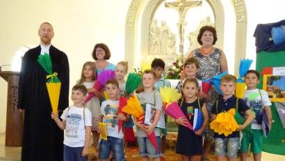 Bild: njn
Ab September sind die Vorschulkinder des Regenbogen-Kindergartens frische ABC-Schützen. Jetzt wurden sie in einem Gottesdienst mit Pfarrer Christoph Zeh (links) verabschiedet. Mit auf dem Foto Kindergartenleiterin Brunhilde Minnich (hinten rechts).