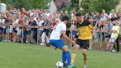 Bild: Rudolf Gebert
Anthony Hofweller (rechts) wurde am Dienstag bei der 0:5-Pleite gegen die SpVgg Bayreuth II schmerzlich vermisst. Am Samstag in Münchberg ist der Stürmer des FC Tirschenreuth wieder dabei.