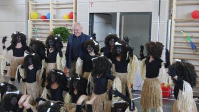 Bild: hka
Bei "Africa" holte die Tanz AG den Rektor zum mitmachen.