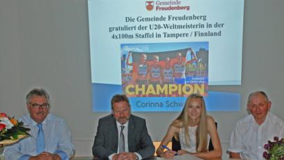 Bild: sche
Corinna Schwab trägt sich ins Goldene Buch ein mit (von links) 3. Bürgermeister Benno Schißlbauer, 1. Bürgermeister Alwin Märkl und 2. Bürgermeister Franz Weiß.