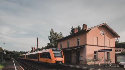 Bild: Lukas Meister
Der heruntergekommene Bahnhof ist kein Aushängeschild für die Stadt. Hier sehen die Teilnehmer der Lenkungsgruppe Handlungsbedarf.