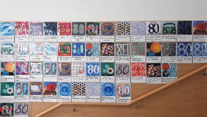 Bild: lkn
Kreativ gestalteten die Schüler der Kunstkurse ihre Plakate zum Thema „80 Jahre Carl-Friedrich-Gauß-Gymnasium“. An der Wand des Treppenaufgangs in der Aula konnte man diese 80 verschiedenen Varianten betrachten.