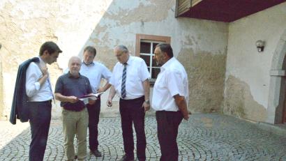 Bild: bey
Architekt Rudi Meißner (2. von links) und Bürgermeister Josef Beimler (rechs) stellen CSU-Kreistagsvorsitzenden und Landtagskanditat Stephan Oetzinger (links), Bezirksheimatpfleger Dr. Tobias Appl (3. von links) und Bezirkstagsvizepräsident Lothar Höher (2. von rechts) die Planung für die Saniierung des Lobkowitzschlosses vor.