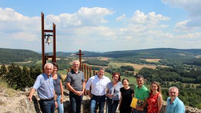 Bild: stg
SPD-Landtagskandidatin Jutta Deiml (Mitte) hat Bundestagsabgeordneten Carsten Träger (Vierter von links) eingeladen, um sich den Schlossberg und den EWILPA anzuschauen.