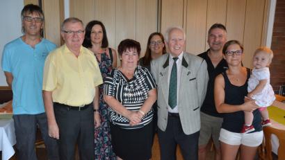 Bild: jr
Viele Glückwünsche gab es für Betty Köstler (Mitte). Mit im Bild (von links) Sohn Wolfgang, Bürgermeister Ernst Neumann, Schwiegertochter Martina, Enkelin Carina, Ehemann Rudolf, Sohn Horst, Enkelin Sandra und die einjährige Urenkelin Sophia.