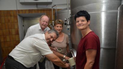 Bild: dob
Das 120-jährige Behringer-Brauerei-Jubiläum wird am ersten Augustwochenende groß gefeiert. Dazu gibt es sogar ein eigens von Braumeister Maximilian Hösl (links) gebrautes historisches Jubiläums-Weißbier. Schirmherr Andreas Wutzlhofer durfte die erste Probehalbe aus dem "Zwickl" zapfen. Seniorchefin Ingrid Albrecht und Tochter Nicole
