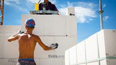 Bild: exb
„Bausünde“ einmal anders: Wer mit freiem Oberkörper arbeitet, riskiert nicht nur einen Sonnenbrand, sondern auch Hautkrebs.