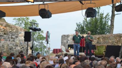 Bild: Wolfgang Benkhardt
Landestheater Oberpfalz gastiert mit "Ernst sein ist alles" auf der Burgruine Waldeck.