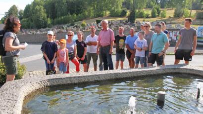 Bild: nm
Start zu den Touren zum Schloßberg ist der Brunnen. Die Exkursionen führten vorbei am Friedhof und hinauf auf den Berg.