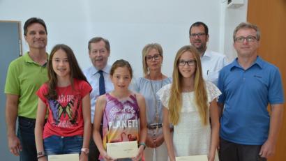 Bild: dob
Rosina Ritzka (Dritte von rechts) aus der 6 a schafft als Schulbeste einen Notendurchschnitt von 1,0. Ihr folgen Sarah Woppmann aus Lerau (Zweite von links) mit 1,10 und Sophia Schuller aus Roggenstein mit 1,11 (Mitte).