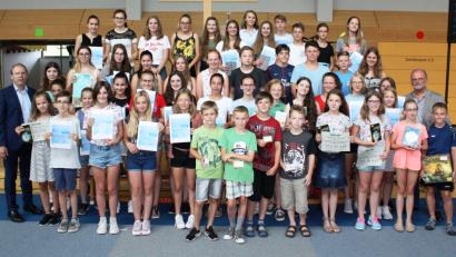 Bild: lg
Kurz vor Ferienbeginn durften sich zahlreiche Schüler am OGO über Auszeichnungen und Sachpreise als Anerkennung für Engagement jenseits des Unterrichts freuen. Schulleiter Ludwig Pfeiffer (links) und Studiendirektor Ulrich Wohlgemuth (rechts) lobten den Einsatz.