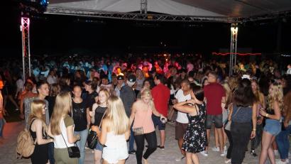 Bild: du
Hochbetrieb herrscht bei der Beach-Party der SpVgg sowohl auf dem Kiesbett als auch auf dem übrigen Areal bei heißer Musik von DJ "Zotti-Peter".