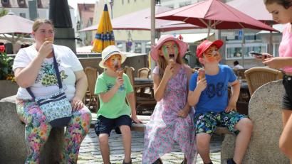 Bild: Gerhard Götz
Klar, bei so einer Hitze muss ein Päuschen eingelegt werden. Am besten mit einer Kugel Eis, das sorgt wenigsten für ein bisschen Abkühlung.