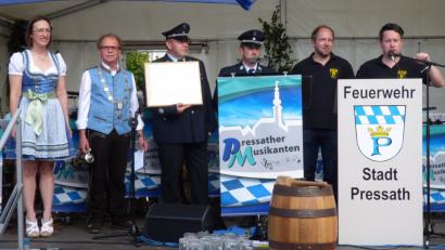 Bild: mng
Stadtverbandsvorsitzender Christian Panzer (rechts) begrüßte die Besucher des Bürgerfestes. Bürgermeister Werner Walberer (Zweiter von links) freute sich, dass Lieutenant Colonel (LTC) Heather Mc Ateer (links), die Kommandeurin von Pressaths US-Militärpartnereinheit und deren Angehörige, zum Auftakt der Veranstaltung gekommen war. Schirmherr Andreas Kneidl (Dritter von rechts) hatte anschließend die Aufgabe, den Anstich des ersten Bierfasses vorzunehmen.