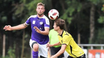Bild: Büttner
Detag-Akteur Dominik Häffner (links) im Zweikampf mit dem Amberger Christopher Flierl. Die Wernberger gaben am Samstag nicht auf und drehten einen 0:2-Rückstand.