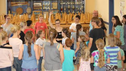 Bild: weu
Voll konzentriert folgten die jungen Nachwuchsschauspieler den Anweisungen der Schauspielpädagogin Theresa Weidhas vom Ovigo-Theaterensembles beim Workshop in Kulz.