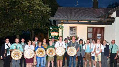 Bild: fjo
Andreas Bäumler (vorne, Vierter von links) kann seinen Königstitel aus dem Vorjahr verteidigen. Alle neuen Würdenträger erhalten Königsscheiben, auf denen ihr Name steht.