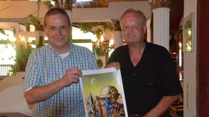 Bild: Kunz
Uli Narr, der Vorsitzende des Weidener Comic-Clubs (links), und Perry-Rhodan-Experte Gerhart Renner gratulieren "Nick dem Weltraumfahrer" mit einem eigens angefertigten Poster zum 60. Geburtstag. Bild: Kunz