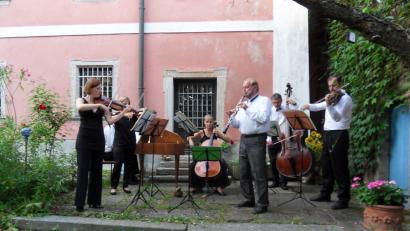 Bild: hbl
Das Adamus-Ensemble bei den Wurzer Sommerkonzerten im Pfarrgarten.