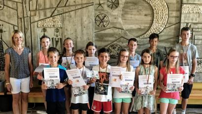 Bild: fdl
Sportlehrerin Susanne Gebhardt zusammen mit den besten Teilnehmern bei den Bundesjugendspielen der Grund- und Mittelschule Hirschau.