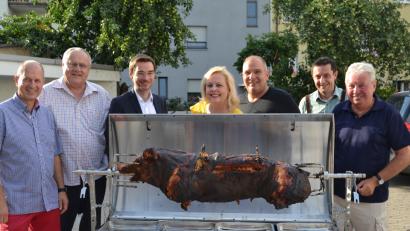 Bild: hcz
Guten Appetit! Die CSU gibt ein kross gebratenes Schweinchen aus.