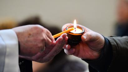 Bild: Martin Schutt/dpa
Trauern kann man nur, wenn man Abschied nehmen kann.