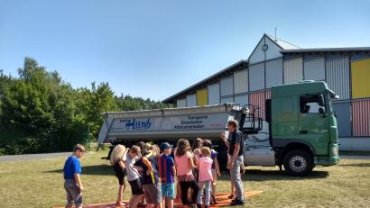 Bild: ads
Der Geschäftsführer des Landesverbands Bayerischer Transport- und Logistikunternehmen (LBT) e.V für Niederbayern/Oberpfalz, Harald Sentner, klärte die Viertklässler anschaulich über die Gefahren des Toten Winkels auf.