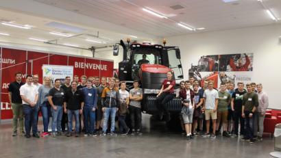 Bild: exb
Bei Steyr-Traktoren in St. Valentin konnten die Schüler des BSZ Wiesau und ihre Lehrkräfte (von links) Dr. Tobias Kraus, Markus Meinke (Europaregion Donau Moldau), Andreas Büttner, Yvonne Landefeld, Norbert Scharnagl und Matthias Achatz einen Einblick in moderne Produktionsverfahren im Landmaschinenbau erhalten.