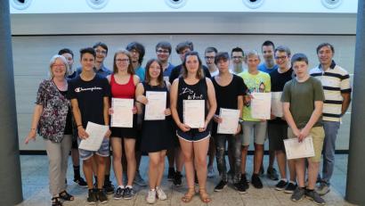 Bild: exb
Diese Schüler schafften das Cambridge-Examen. Unser Foto zeigt sie zusammen mit ihrer Lehrerin Gerda Bayer (links).l