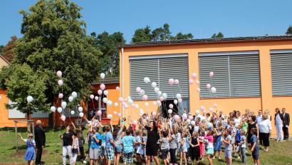 Bild: wec
Schulkinder lassen Ballons mit guten Wünschen steigen