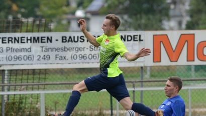 Bild: ham
Hauzenbergs Torwart Christoph Obermüller foult den Pfreimder Maximilian Herzog. Den Elfmeter verwandelte Bastian Lobinger zum 1:0 für die SpVgg. Am Ende nahmen die Gäste aber die Punkte mit. 	Bild: ham