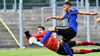 Bild: Büttner
Benjamin Werner erzielt in dieser Szene das 2:0 für die SpVgg SV Weiden. Die Schwarz-Blauen landeten im Heimspiel gegen den VfB Bach einen ungefährdeten 3:0-Sieg – es war der vierte Dreier im vierten Saisonspiel.