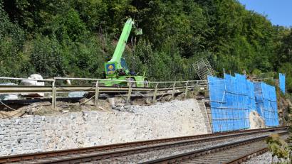 Bild: bnr
Nach der Sicherung der Stützmauer am Kellerweg mit Dübel wird jetzt der Kopfbalken gebaut, der dann die Straße trägt.