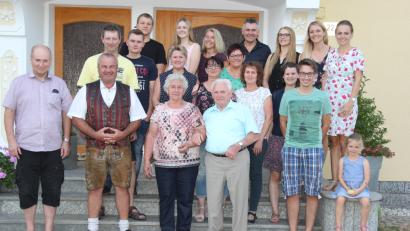 Bild: ral
Die Jubilarin Anna Ries (vorne Dritte von links) zeigt das Bild im Kreise der Besucher, die sie beglückwünschten.