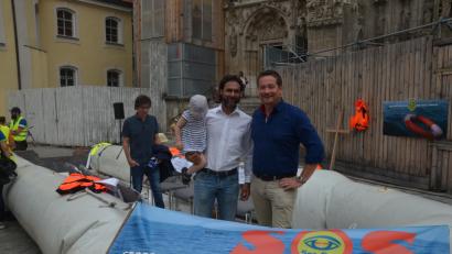 Bild: uz
Der Regensburger Unternehmer und Initiator der „Sea-Eye“, Michael Buschheuer, mit Bundestagsabgeordneten Uli Grötsch im Schlauchboot vor dem Dom.