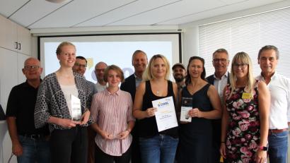 Bild: axs
Die Gewinnerinnen und ein Teil der angereisten Jury: (vorne, von links) Rabea Pfleger, Marie Bauer, Birgit Gebert und Ramona Gilch vom Elly-Heuss Gymnasiums, Kerstin Burkhard von der C3 Marketing-Agentur. In der zweiten Reihe (von links) Theo Kurtz, Dieter Pröm, Alexander Winkler, Gerd Wächter, Philipp Reich, Bürgermeister Franz Stahl und Rudolf Kunz.