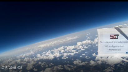 Bild: exb
Sicht auf die Erde aus über 30.000 Metern Höhe: Eine Kamera, die am Wetterballon in einer Styroporsonde befestigt ist, macht dieses spektakuläre Foto.