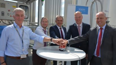 Bild: jr
Die Verantwortlichen drücken gemeinsam den roten Knopf, der die neue Sauerstoffanlage in Betrieb setzte. Mit dabei sind (von links) Robert Schmid (Linde AG), Klaus Keilwerth (Schott), Bürgermeister Roland Grillmeier, Standortleiter Stefan Rosner und Jens Waldeck (Linde AG).