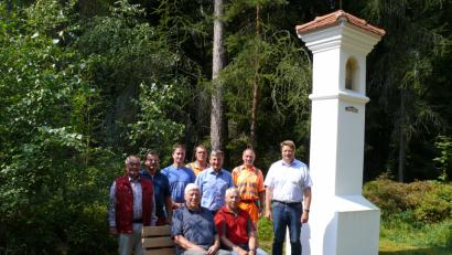 Bild: kgg
Neue Ruhebänke sind am Stationsweg aufgestellt worden. Die Beteiligten trafen sich jetzt zum Probesitzen.