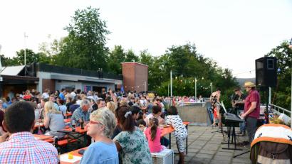 Bild: bey
Die Terrasse im Freibad ist restlos besetz, "Paul und Harry" (rechts) unterhalten mit Countrymusik und internationlien Schlagern.