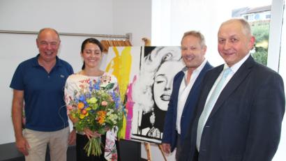 Bild: upl
Vernissage bei Dr. Krammer in Freudenberg. Mit dabei (von links): Kümmersbrucks Bürgermeister Roland Strehl, Künstlerin Nina Ferstl, Zahnarzt Dr. Roman Krammer und Freudenbergs 2. Bürgermeister Franz Weiß.