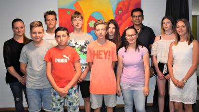 Bild: rgr
Sabrina Sloot (rechts) und Maria Rübe-Hitzinger (links) haben acht Schüler und Schülerinnen aus den Mittelschulen Grafenwöhr und Eschenbach zu Streitschlichter und -schlichterinnen ausgebildet. Mit auf dem Bild ist Thomas Schmidt (Dritter von rechts), der Rektor der Grafenwöhrer Mittelschule.