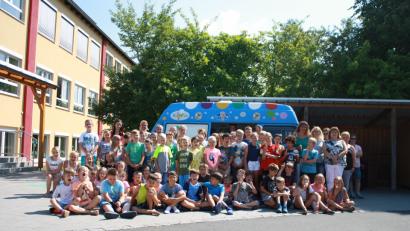Bild: edo
Über leckeres Eis von ihrer Schulleiterin freuten sich die 63 Kinder, Kolleginnen und Vertreter des Elternbeirats. Nach zwei Jahren an der Grundschule Oberbibrach kehrt Hedwig Forster (hinten, Fünfte von links) nach Speichersdorf zurück.